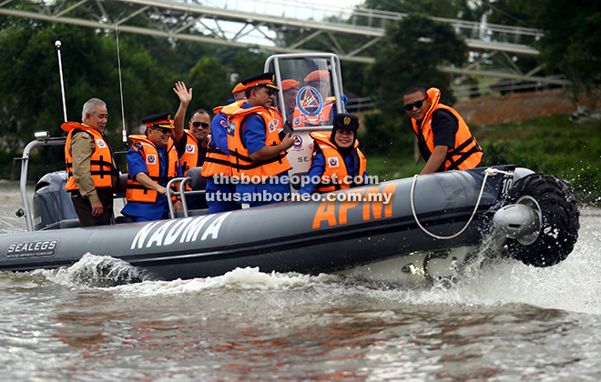  Shahidan (tiga kiri) dan Uggah (dua kiri) menaiki bot amphibious sealeg. Turut kelihatan Fatimah (dua kanan).