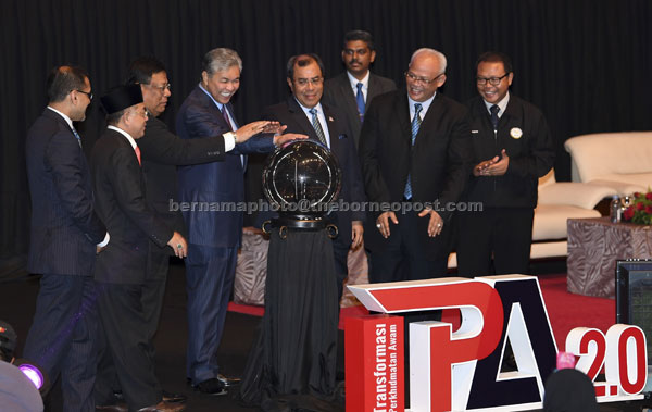  Ahmad Zahid (empat kiri) merasmikan Persidangan Psikologi Modal Insan di Pusat Konvensyen Antarabangsa Putrajaya di Putrajaya, semalam. Turut hadir Ketua Pengarah Perkhidmatan Awam Tan Sri Zainal Rahim Seman (tiga kiri). — Gambar Bernama