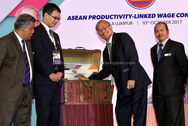  Richard Riot (dua kanan) merasmikan Asean Productivity-Linked Wage Conference di ibu negara semalam. Gambar Bernama