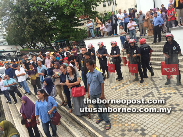  Sebahagian daripada anggota FRU berkawal di hadapan Majistret pada Selasa.