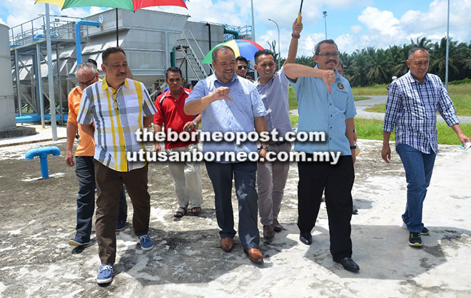  Dzulkifli menunjukkan isyarat ‘thumbs down’ semasa meninjau sendiri keadaan di Projek Loji Bekalan Air Kampung Sungai Intan.