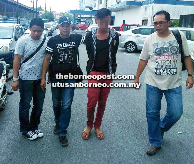  Suspek dibawa ke IPD Kuching untuk siasatan lanjut.