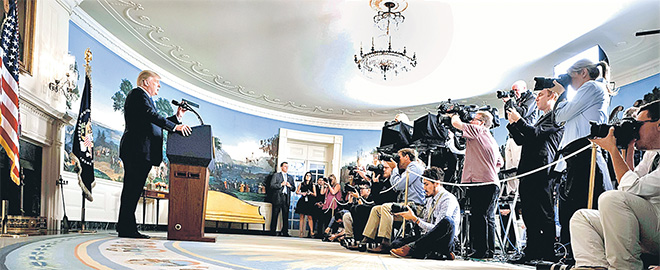  Trump bercakap mengenai perjanjian Iran pada sidang media di bilik resepsi diplomatik di Rumah Putih, Washington DC kelmarin. — Gambar AFP