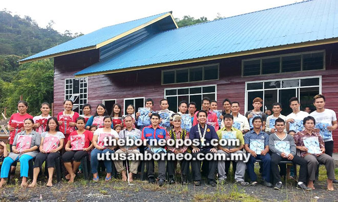  Dennis, Satok (di sebelah kanan Dennis) bersama ahli Majlis Gereja BEM Long Kawi semasa lawatan ke Long Kawi baru-baru ini.