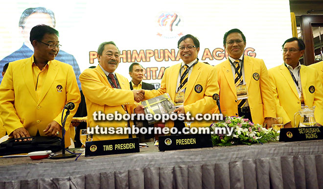  Sagah (dua kiri) menyampaikan cenderamata kepada Abang Johari sebagai penghargaan merasmikan Perhimpunan SABERKAS Ke-15 di Kuching, semalam.