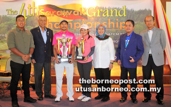  Juara baharu Kejohanan Golf Grand Sarawak ke-2017 (tiga kiri) Mohd Lokman dan (empat kiri) Zulaikah bersama Mohd Anwar, Jamilah dan Hoan pada kejohanan golf di Kuching kelmarin.