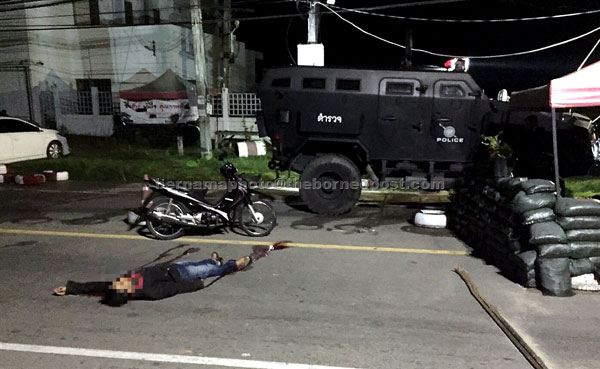  Seorang rakyat Malaysia, Wan Mohd Zain W. Hussain, 46, maut dipercayai terkena peluru sesat berikutan serangan empat lelaki bersenjata di pusat pemeriksaan Kampung Cek He, Takbai kira-kira 9.30 waktu tempatan kelmarin. — Gambar Bernama