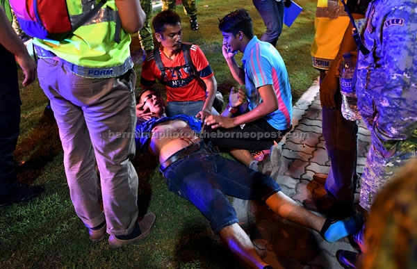  Salah seorang penonton yang cedera dipercayai terkena mercun di luar stadium selepas ketika perlawanan separuh akhir pertama Perak menentang JDT pada Piala Malaysia 2017 di Stadium Perak dekat Ipoh, kelmarin. — Gambar Bernama