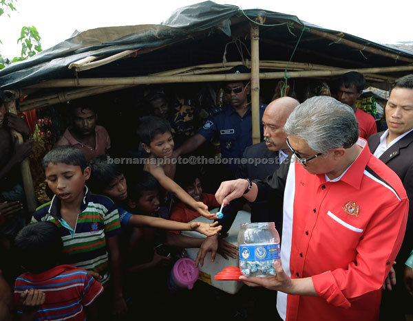  Ahmad Zahid mengagihkan gula-gula kepada kanak-kanak Rohingya ketika tiba di penempatan pelarian Rohingya di Kem Kutupalong di Cox’s Bazar, Bangladesh, semalam. — Gambar Bernama