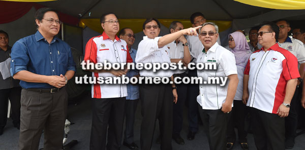  Abang Johari (tengah) nunjuk tunga taba ti deka alai ngagai rumah PPRT, Bela bisi dipeda (ari kiba ke kanan) Dr. Abdul Tahman, Ismail Sabri, Sajeli enggau Alexander. 