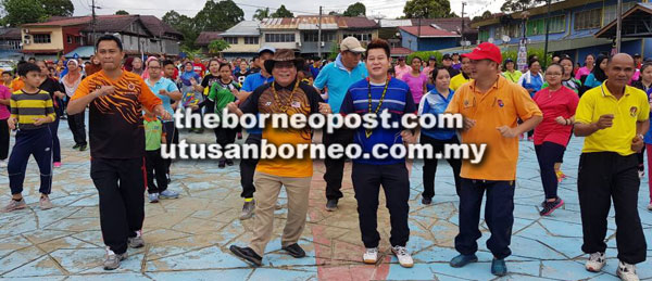  Nyalau (dua kiba) enggau Dr Rayong (dua kanan) nguluka mensia mayuh besenam nyerumba Hari Lumba Menua Renggat Sri Aman ba Dataran Rusa, Engkilili. 