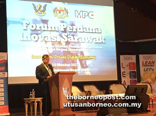  Morshidi berucap merasmikan Forum Perdana Inovasi Sarawak sempena Minggu Inovasi Perkhidmatan Awam Negeri Sarawak 2017 di Kompleks DUN di Kuching, semalam.