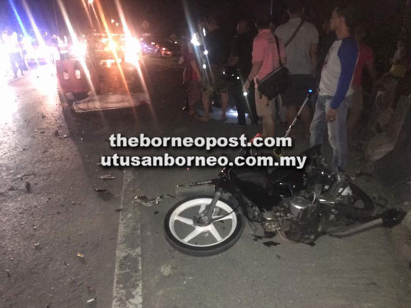  Motosikal mangsa remuk teruk selepas dilanggar dua buah kenderaan dalam kemalangan di Jalan Miri-Bypass, Miri malam kelmarin.