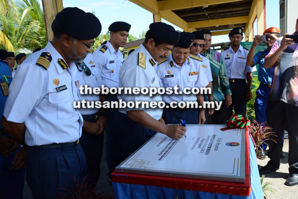  Mohd Taha (dua kiri) ketika menandatangani  plak rasminya operasi  APMM di perairan Mukah.
