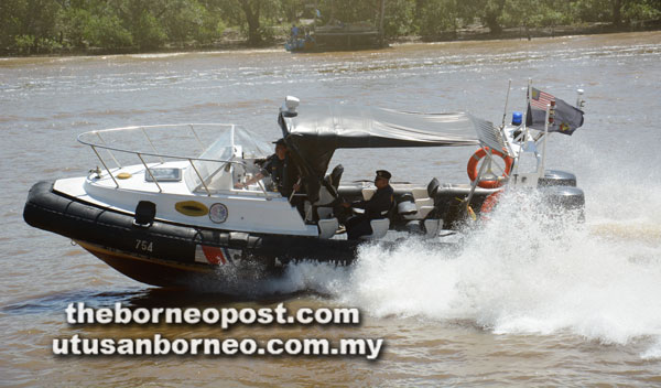  Aksi lincah bot APMM dalam demonstrasi mencari dan menyelamat (SAR) di hadapan jeti LKIM Mukah.