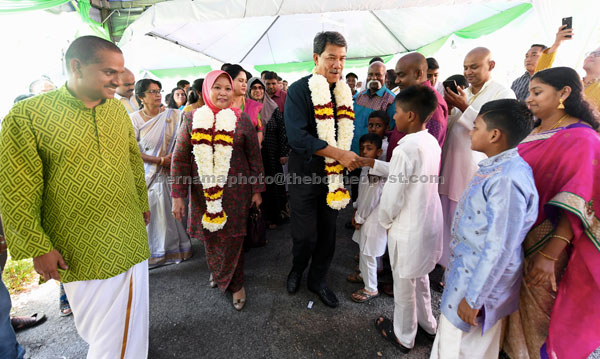  Mohamad dan isteri Raja Datin Seri Salbiah Tengku Nujumuddin mengucapkan Selamat Hari Deepavali kepada tetamu Rumah Terbuka Deepavali Ketua Penerangan MIC Kebangsaan Datuk V.S. Mogan (kiri) di Rantau dekat Seremban, semalam. — Gambar Bernama