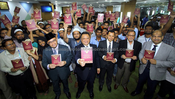  Tuanku Syed Faizuddin (tengah) bergambar kenangan bersama Md Sabur (tiga kanan) sambil menunjukkan buku bertajuk ‘The Importance of Understanding the Text and the Context of Hadith’ karangan Dr Mohd Asri (tiga kiri) selepas merasmikan Syarahan Umum ‘International Talk on Understanding Islam in the Context of Harmony’ di DIU, Bangladesh semalam. — Gambar Bernama