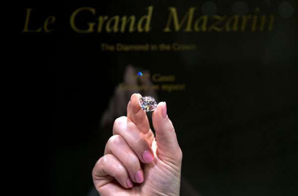  Berlian ‘Le Grand Mazarin’ dipamerkan di Christie’s London kelmarin. — Gambar AFP