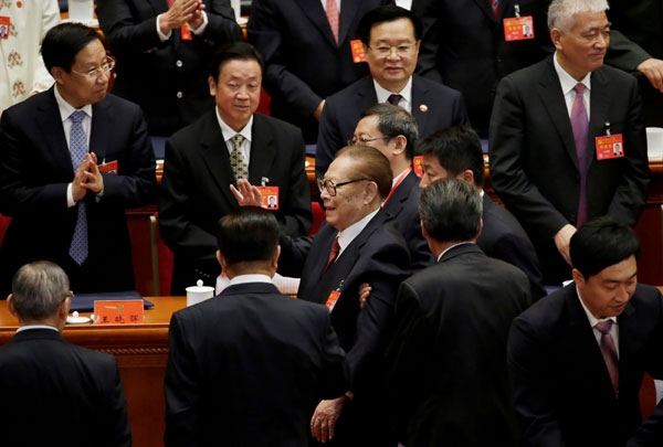  Jiang melambaikan tangan ketika beredar selepas sesi perasmian Kongres Kebangsaan Ke-19 Parti Komunis China di Dewan Agung Rakyat di Beijing, semalam. — Gambar Reuters