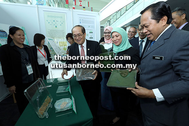  (Dari kanan) Ahmad, Nancy dan Uggah bersama tetamu kehormat lain melihat antara produk yang dihasilkan daripada biomas dipamer sempena IBCM 2017 di BCCK, semalam.