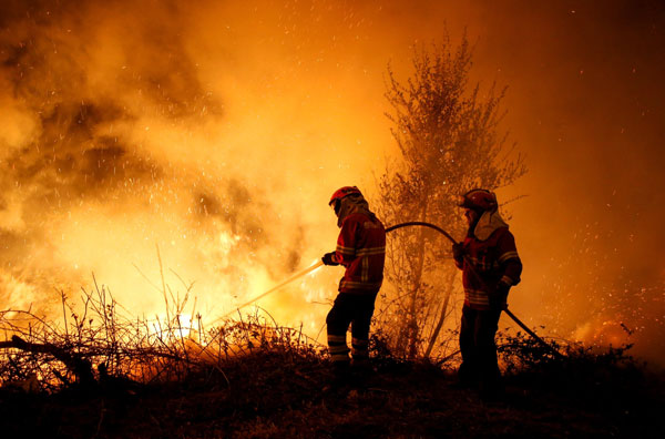  Anggota bomba bergegas memadam kebakaran hutan di Cabanoes dekat Lousa, Portugal pada 16 Oktober. — Gambar Reuters