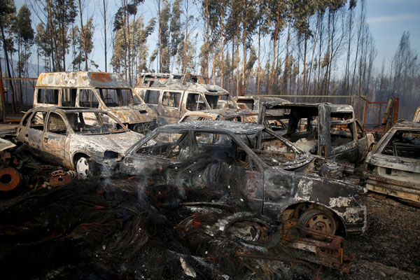  Rangka kenderaan yang rentung dilihat selepas kebakaran hutan di Miro, berhampiran Penacova, Portugal pada 17 Oktober. — Gambar Reuters 