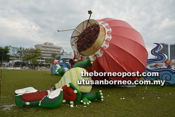  Antara tanglung gergasi di Dataran Bandar Sibu yang rosak dipukul ribut.