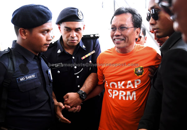  Shafie ketika dibawa ke Mahkamah Tinggi semalam bagi mendengar keputusan permohonan berhubung penahanan remannya oleh SPRM dinilai semula. — Gambar Bernama