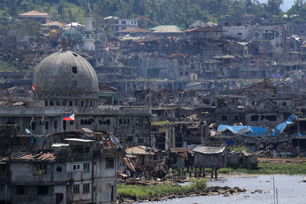  Masjid dan bangunan terjejas teruk selepas tentera kerajaan membersihkan kawasan tersebut daripada kawalan kumpulan Maute di dalam zon perang di Kota Marawi, selatan Filipina semalam. 