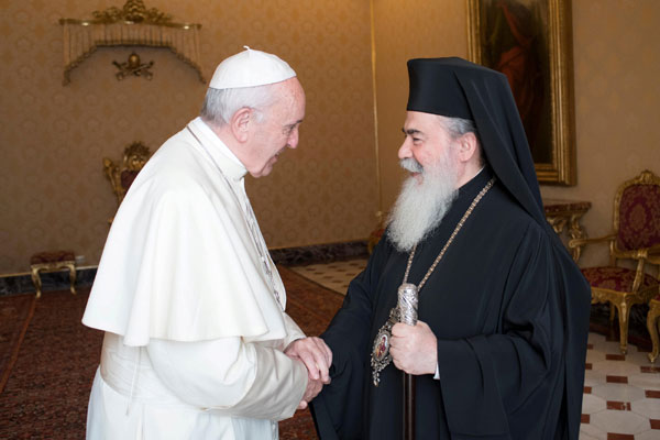  Francis (kiri) menyapa Patriark Ortodoks Greece Jerusalem Theopilos III semasa pertemuan peribadi di Vatikan, kelmarin. — Gambar Reuters