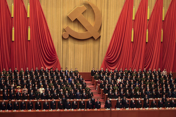  Xi (tengah) dan para delegasi mendengar Internationale pada penghujung sesi penutupan Kongres Parti Komunis Ke-19 di Dewan Agung Rakyat di Beijing, semalam. — Gambar AFP