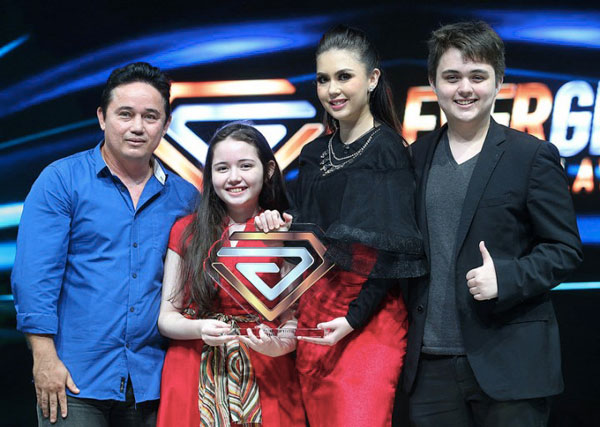  Sara juara Clever Girl Malaysia ke-2 bersama keluarganya.