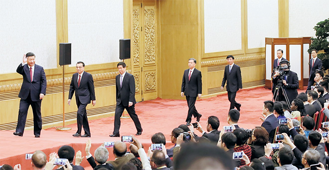  Xi mengetuai barisan ahli jawatankuasa baharu politburo China (dari kanan) Han Zheng, Zhao Leji, Wang Huning, Wang Yang, Li Zhanshu dan Li Keqiang ketika mereka tiba untuk bertemu media di Dewan Agung Rakyat di Beijing, semalam. — Gambar Reuters