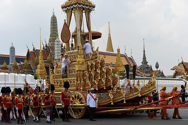  Anggota tentera diraja Thai menarik Rajarot Noi ketika upacara pengebumian bermula untuk Raja Bhumibol di Bangkok, semalam. — Gambar AFP