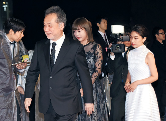  Takahisa Zeze (kiri, depan), pengarah ‘The Lowlife’, tiba bersama pengarang asal Mana Sakura dan aktres Ayano Moriguchi di acara pembukaan festival  lem Tokyo yang ke-30 di Tokyo pada 25 Oktober lepas. — Gambar AFP