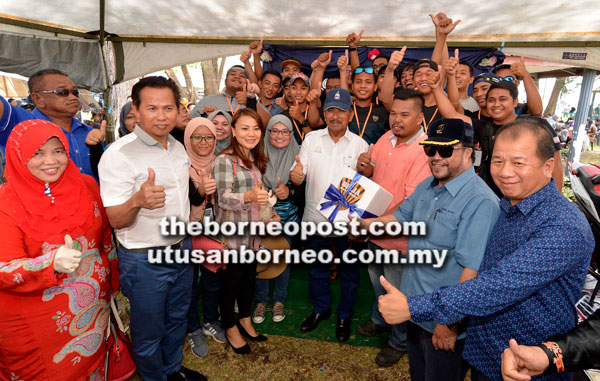  Limus (dua kiri) dan Musa (empat kanan) bersama para tetamu lain menunjukkan isyarat bagus.