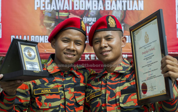  Adnan (kiri) bersama Akimi berkongsi kegembiraan setelah berjaya menamatkan latihan pada Majlis Perasmian Penutupan Kursus Pentauliahan Pegawai Bomba Bantuan Siri 2/2017  Jabatan Bomba dan Penyelamat Malaysia Negeri Kelantan                 semalam. — Gambar Bernama