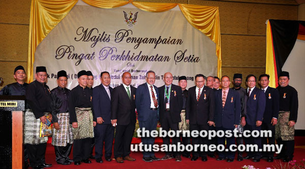  Sapuan (lapan kiri) bersama kakitangannya menerima Pingat Perkhidmatan Setia di Miri kelmarin.