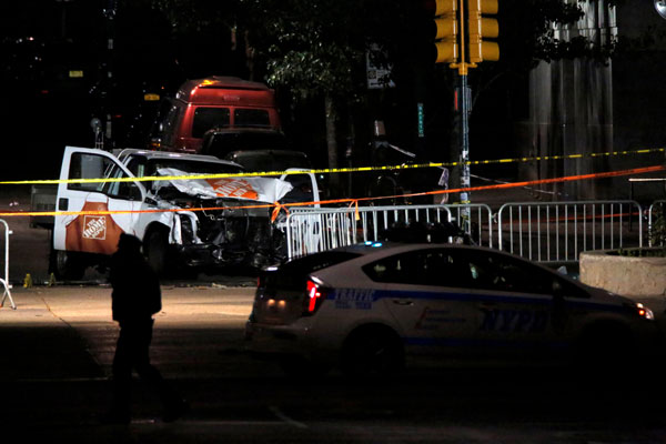  Trak pikap yang digunakan dalam serangan itu diteliti polis di Manhattan, New York semalam. — Gambar Reuters