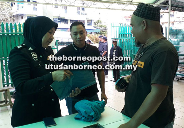  PegawaiI polis menjalankan siasatan dan pemeriksaan sebelum mengambil janin yang dibungkus dalam beg plastik berbalut kain biru untuk bedah siasat.