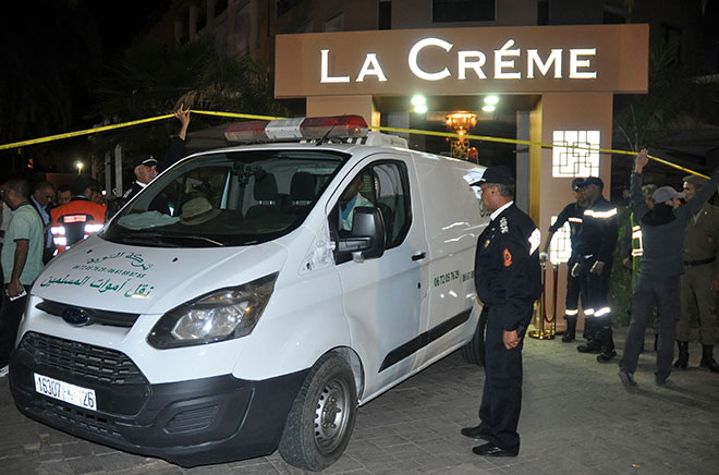 Polis menjalankan tugas di tapak jenayah selepas dua lelaki melepaskan tembakan yang menyebabkan seorang lelaki terbunuh dan dua lagi tercedera                     di kafe ‘La Creme’ di kawasan pelancongan Hivernage di Marrakesh, Maghribi, kelmarin. — Gambar AFP