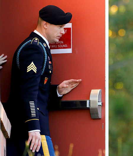  Bergdahl beredar dari mahkamah selepas perbicaraan kesnya di mahkamah tentera di Fort Bragg, Carolina Utara kelmarin. — Gambar Reuters