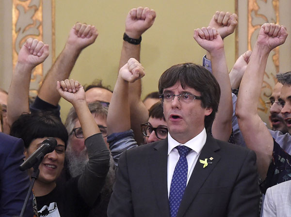  Gambar fail 27 Oktober lalu menunjukkan Puigdemont menyanyikan lagu negeri Catalonia ‘Els Segadors’ selepas sesi Parlimen Catalonia di Barcelona. — Gambar AFP