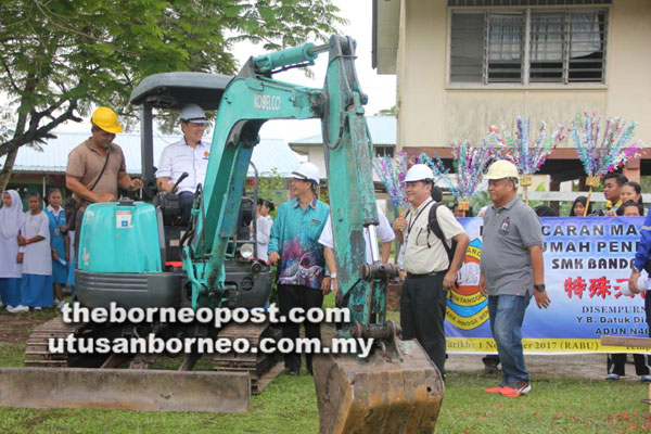  Ding menyempurnakan upacara pecah tanah Rumah Pendidikan Khas SMK Bandar Bintangor semalam.