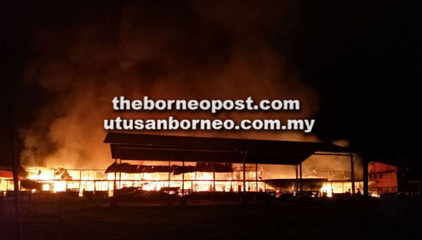  Api kelihatan marak membakar rumah panjang 11 pintu di Long Palai dalam kebakaran sekitar jam 2.30 pagi semalam.