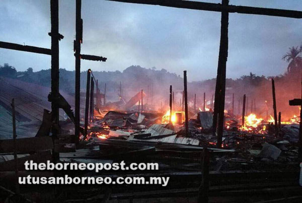  Penduduk hanya mampu melihat api memusnahkan rumah panjang mereka hingga tinggal abu dan arang.