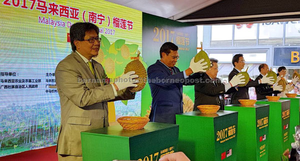  Sekitar Majlis Perasmian Festival Durian Malaysia 2017, Wilayah Guangxi, China yang disempurnakan oleh Shabery dan Pandikar di Nanning, kelmarin. — Gambar Bernama