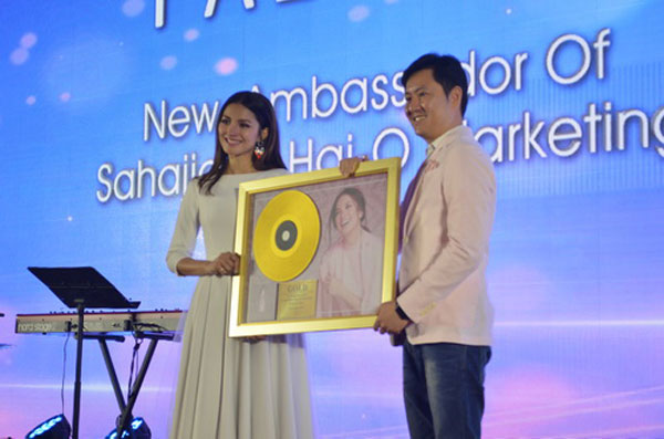  Fazura (kiri) menerima anugerah emas daripada Pengarah Urusan Universal Music Malaysia & Singapura, Kenny Ong baru-baru ini.