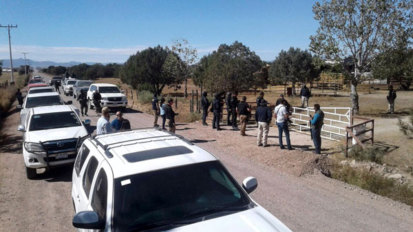  Polis menyerbu salah sebuah ladang milik William Black Jr, ketua kultus La Comuna, di Cuauhtemoc, Chihuahua kelmarin. — Gambar AFP