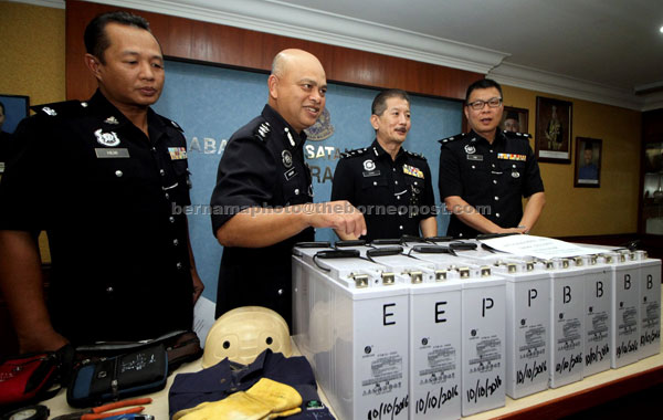  Gan (dua kanan) bersama para anggotanya menunjukkan lapan bateri menara pencawang telekomunikasi bernilai RM15,000 yang berjaya dirampas pada sidang media di Ibu Pejabat Polis Kontinjen Perak di Ipoh, semalam. — Gambar Bernama
